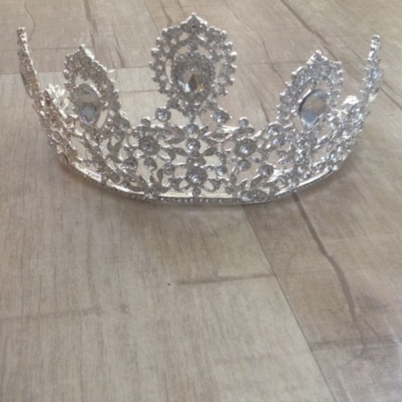 Luxury Swarovski Crown Tiara - Picture 6 of 8